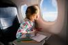 Uçakta bir çocukla nasıl uçulur: kışın seyahat etmek için hayat kesmek