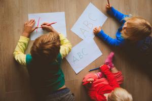 Nasıl mektuba Çocuğunuzun elini hazırlamak: Önceden okul için hazırlanıyor