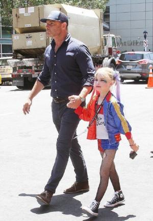 Herkes gibi değil: Hollywood oyuncusu Naomi Watts'ın oğlu elbiselerle yürüyor