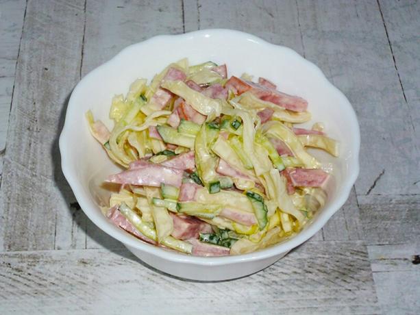 Lezzetli ve lezzetli lahana salatası