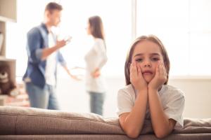 Anne, Baba ve Boşanma: Çocuğunuzun Ebeveyn Ayrılığıyla Başa Çıkmasına Yardımcı Olacak 7 Adım