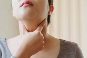 Evde tiroid bezinizi nasıl kontrol edebilirsiniz: 4 basit test