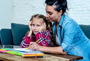 Sabır, sadece sabır: kendi başlarına ödevlerini yapmaya çocuğunuza öğretmek için nasıl