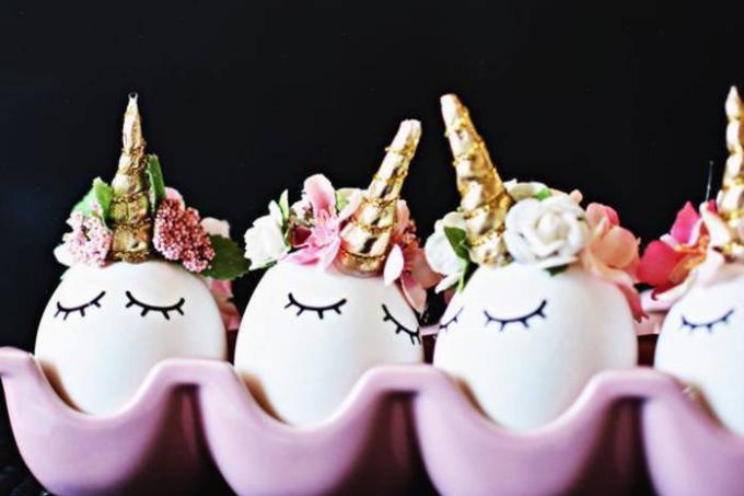 elleri ile Paskalya için El Sanatları: güzel tek boynuzlu yumurta