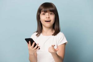 Bir çocuk bir iPhone istiyor - ne yapmalı: 10 artıları ve eksileri
