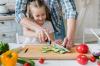 Küçük Yardımcısı: güvenle bir mutfak bıçağı kullanmak için bir çocuk öğretmek için nasıl