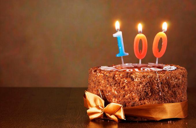 Günümüz dünyasında 100. yıldönümü oldukça gerçek kutlamak (fotoğraf kaynağı: shutterstock.com)