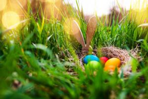 Çocuğunuza Paskalya tavşanı ve renkli yumurtaların anlamını nasıl açıklayabilirsiniz?