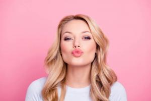 Soğukta dudaklar için bakım nasıl: 7 etkili ipuçları