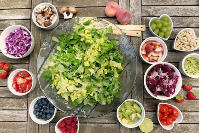 Çilek ile vitamin salatası: adım adım tarif