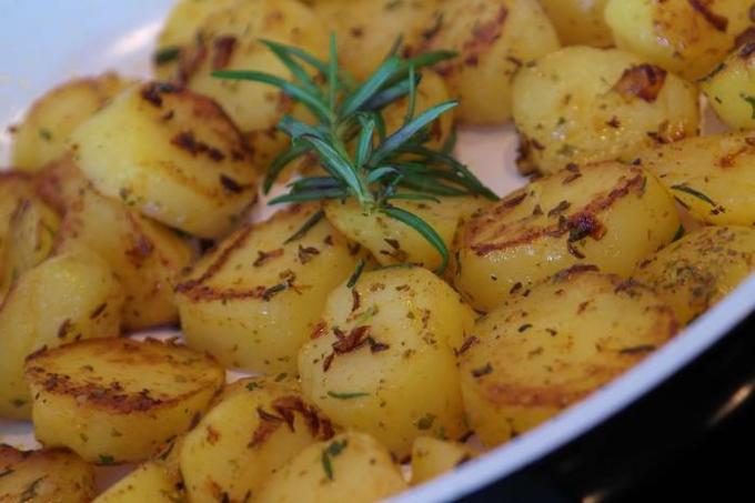 Sarımsaklı ve otlu kraliyet patates: sizi fethedecek bir tarif