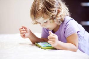 Gadgets çocuklar için tehlikeli değildir: araştırmacılar tarafından çalışma