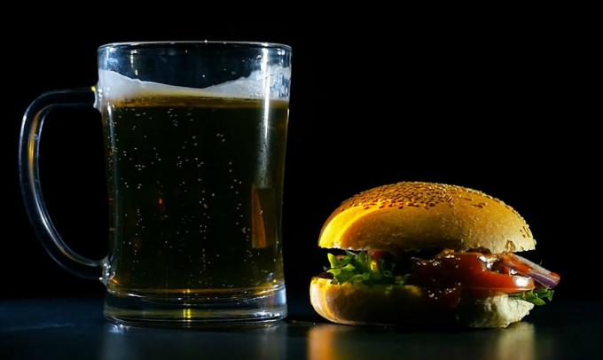 Hamburger ve bira - Burger ve bir bira