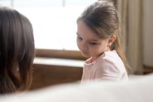 Bir çocuğa ebeveynlerine güvenmeyi öğretme: basit ipuçları