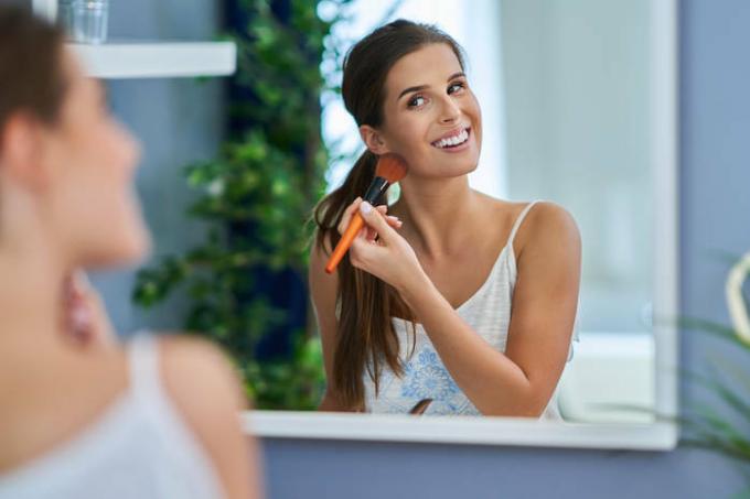 Makyaj fırçalarınızı ev ilaçları ile hızlı ve kolay bir şekilde nasıl temizlersiniz?