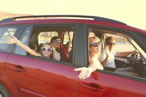 Çocuklarla araba ile seyahat etmek: yolda almanız gerekenler