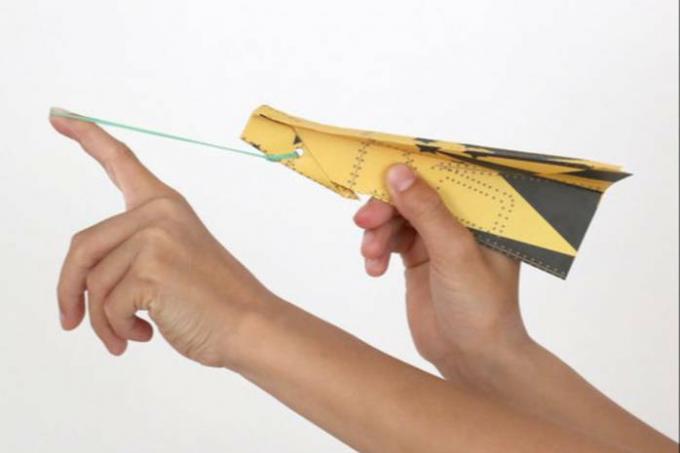 Bir kağıt uçak nasıl hızlı bir şekilde yapılır: adım adım talimatlar