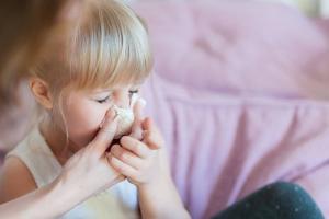 Soğuk algınlığı mevsimi: nasıl boğaz ağrısı ile çocuğunuza yardımcı olmak için