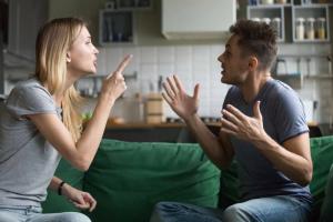 Bir ilişkiyi sürdürmek mi bitirmek mi? Dürüst iç gözlem için 7 soru