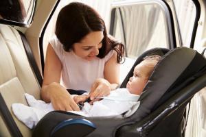 Nasıl tasarruf ve çocuğunuz için kaliteli araba koltuğu satın almak için?